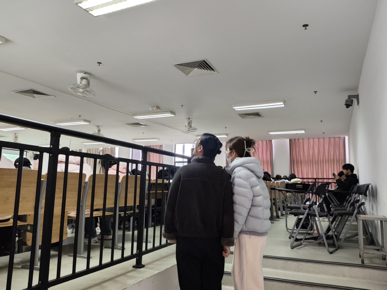 会计系辅导员深入课堂查课